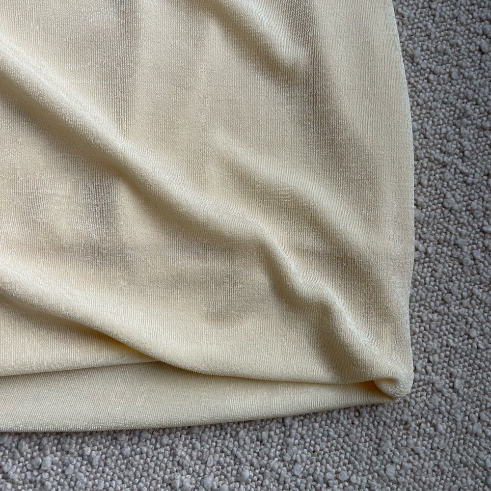 With Jean Dani dress in pearly yellow - Picture 6 of 8